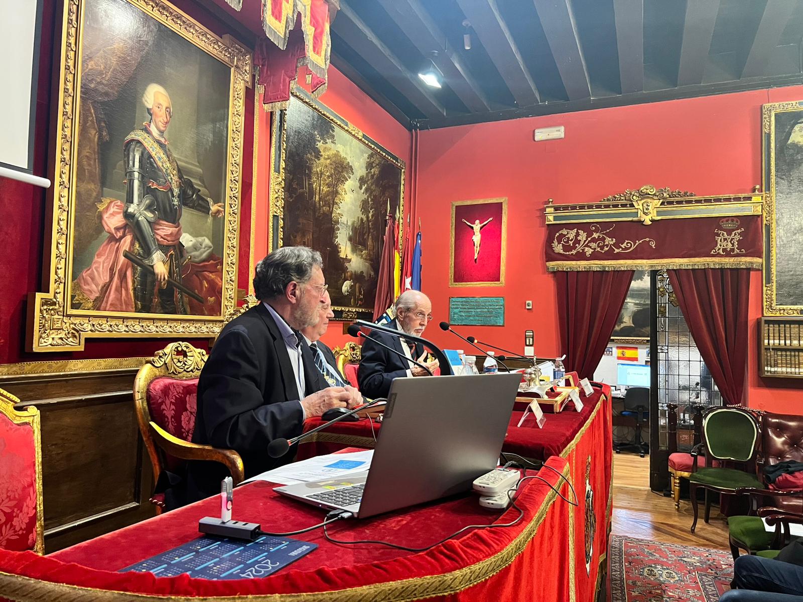 Galería Semana 8: plano amplio que contextualiza el escenario y realza los elementos clave de la composición.