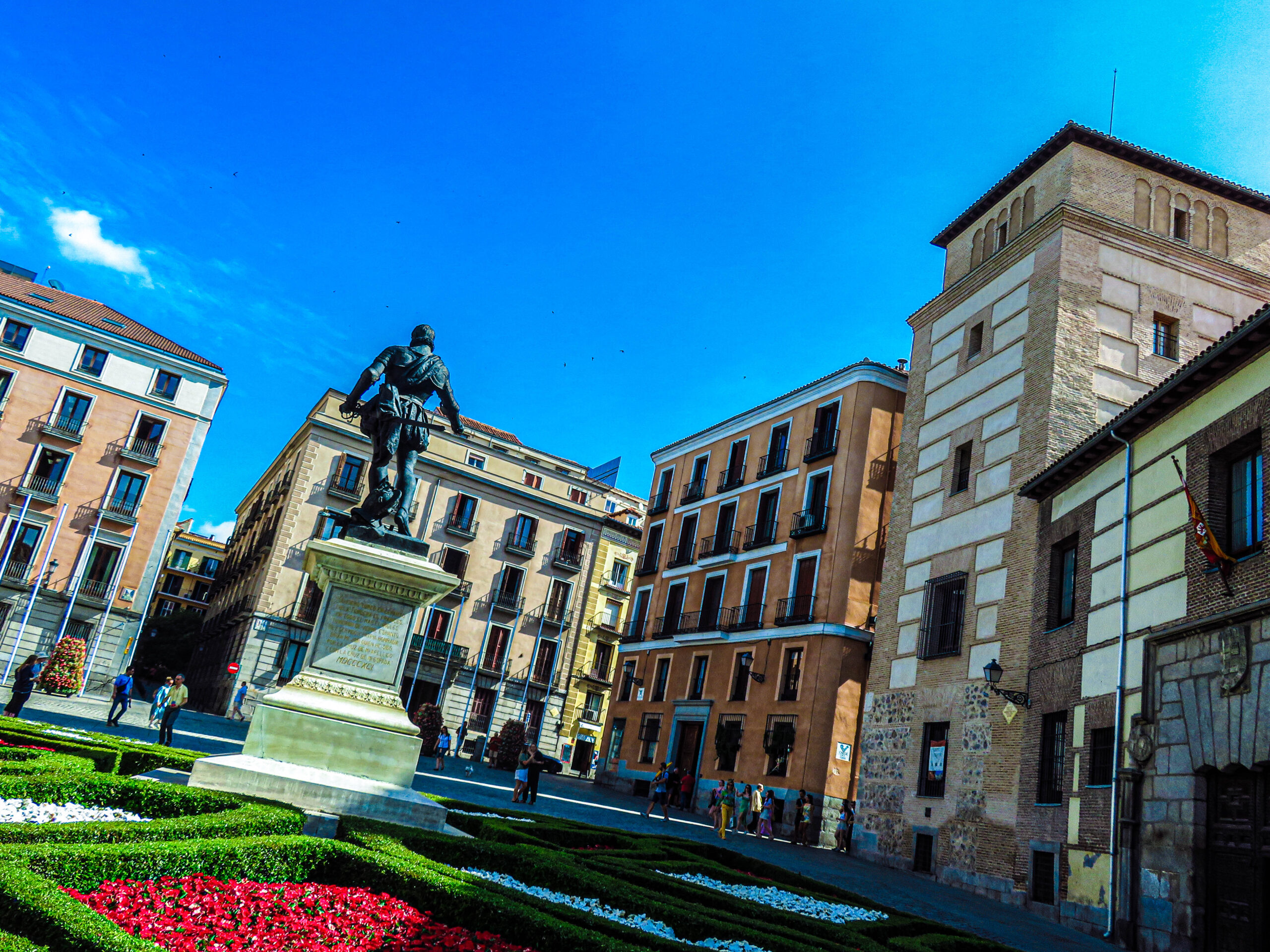 Vista de la sede histórica de la Real Sociedad Económica Matritense de Amigos del País en la Plaza de la Villa de Madrid.