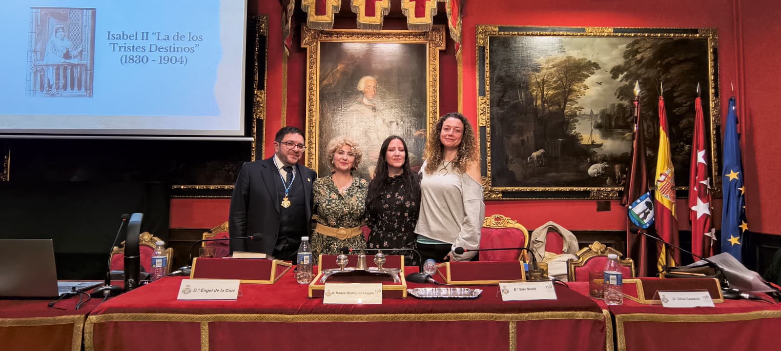 Fotografía horizontal de grupo de participantes al finalizar una presentación literaria junto a la mesa institucional.