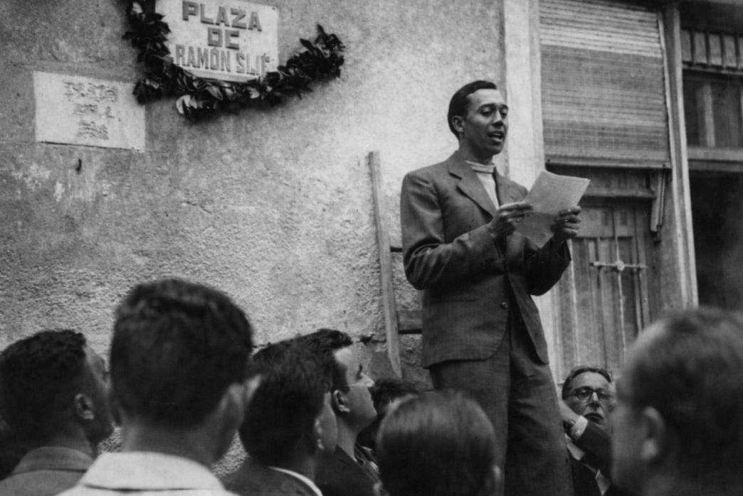 Miguel Hernández recitando un poema