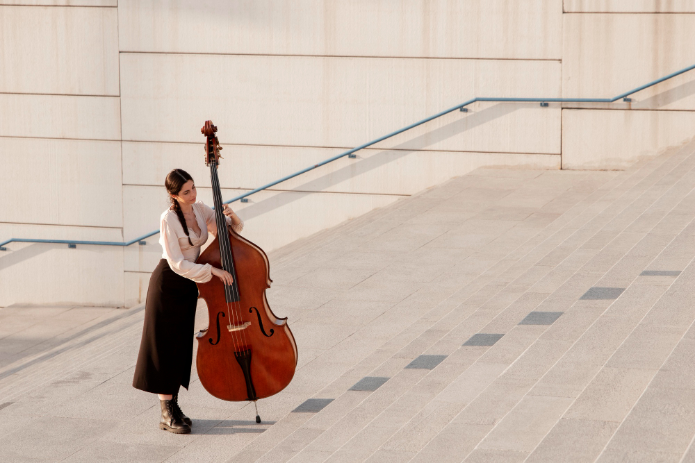 Mujer tocando el contrabajo al aire libre