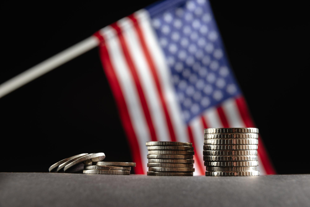 Monedas y bandera de Estados Unidos en contexto financiero