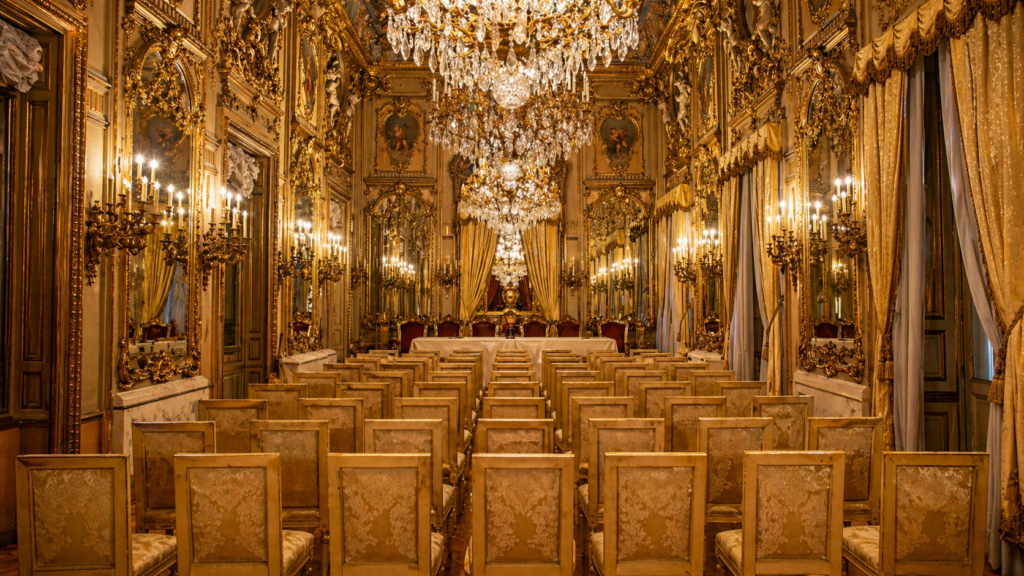 Salón histórico del Palacio de Fernán Núñez preparado para una conferencia