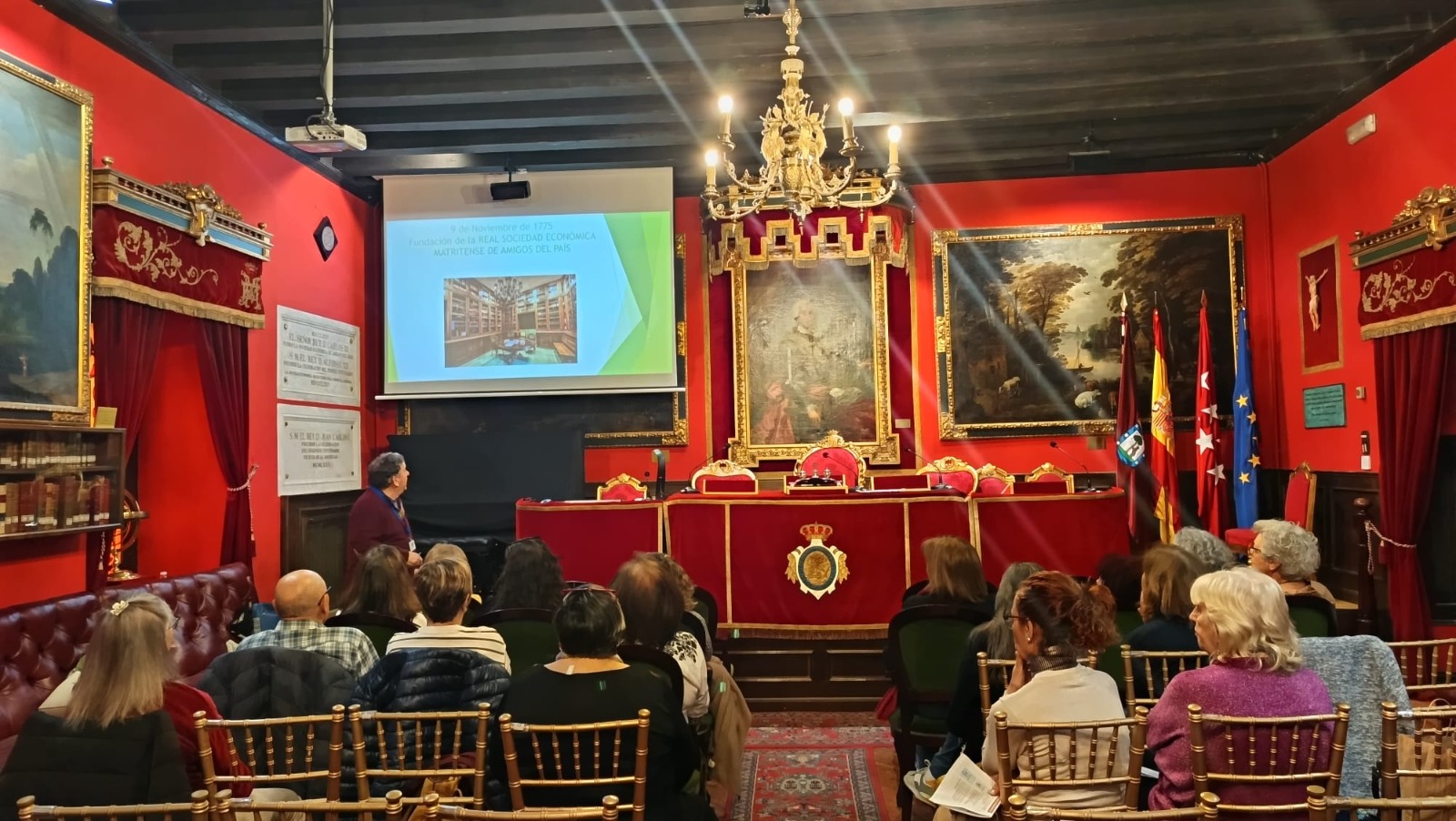 Visitantes en la sede histórica de la Matritense