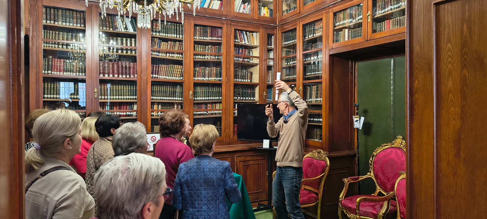 Grupo durante una visita guiada en la Matritense