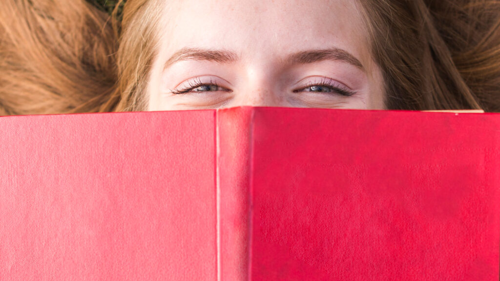 Lectora con un libro rojo en el Club de Lectura de la Matritense.