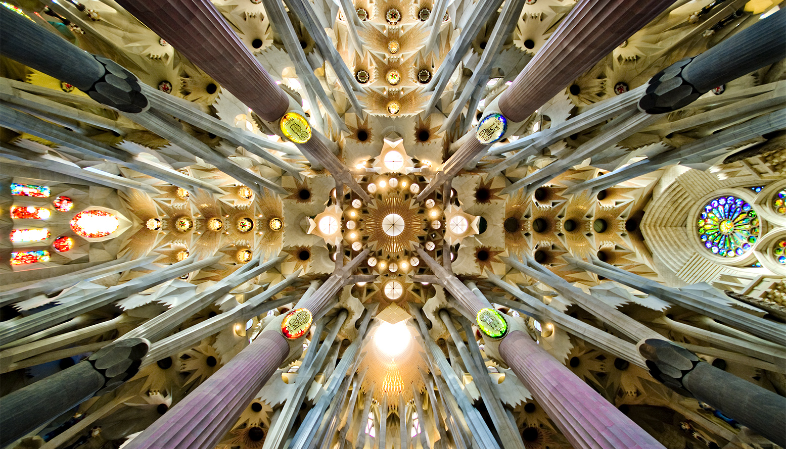 Detalle interior de la nave y cubierta del Templo de la Sagrada Familia de Antonio Gaudí.