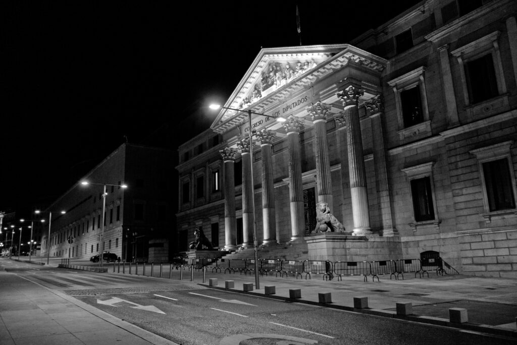 Congreso de los Diputados de Madrid iluminado de noche.