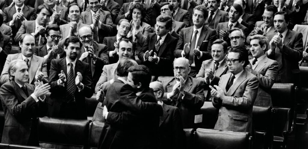 Diputados aplaudiendo durante una sesión parlamentaria en el periodo de la Transición española