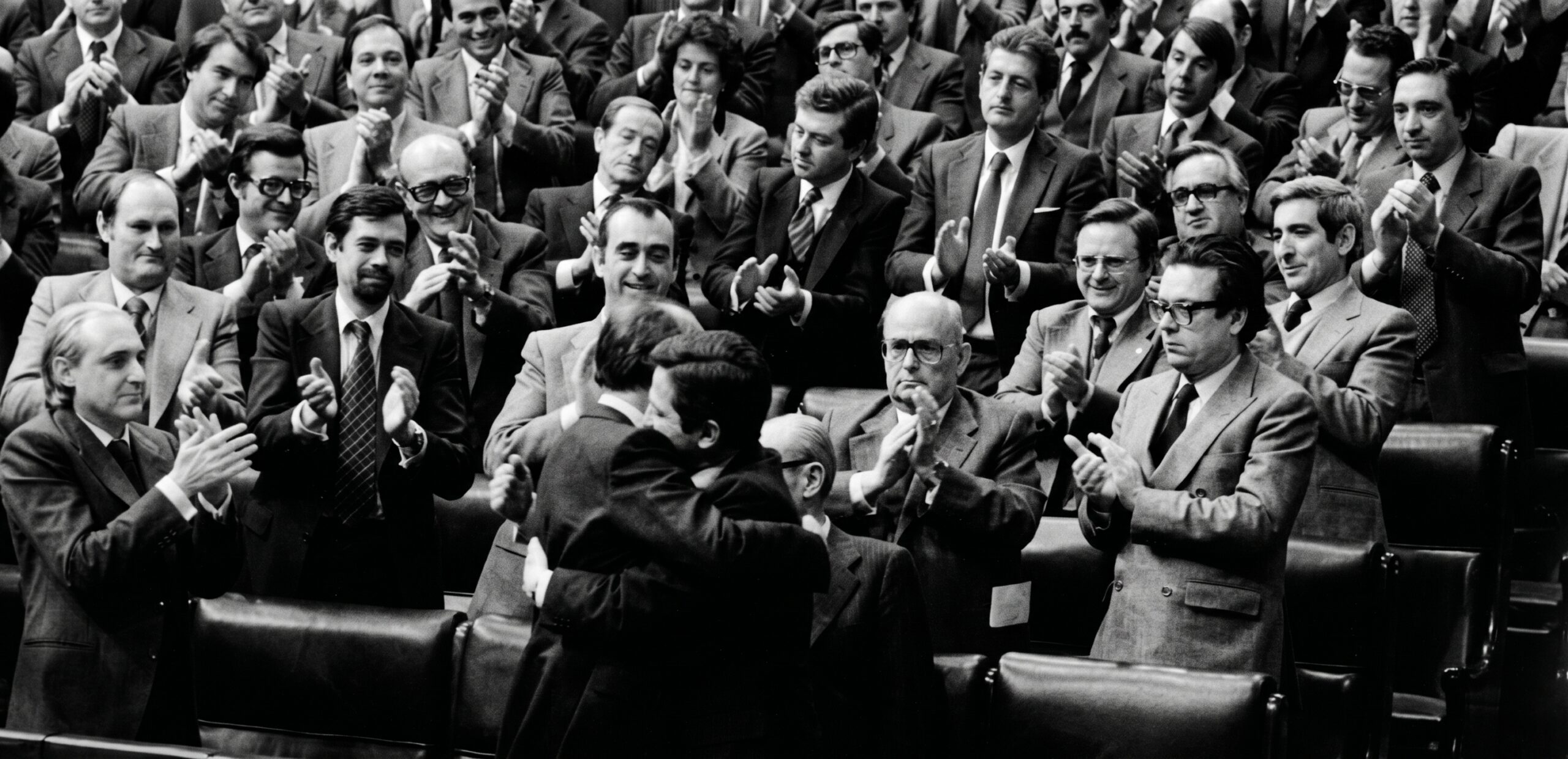 Diputados aplaudiendo durante una sesión parlamentaria en el periodo de la Transición española