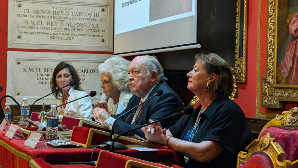 Participantes sentados ante microfonos durante el acto Cuadros para una exposicion: Mussorgsky. Fotografia lateral de la mesa del acto Cuadros para una exposicion: Mussorgsky, con