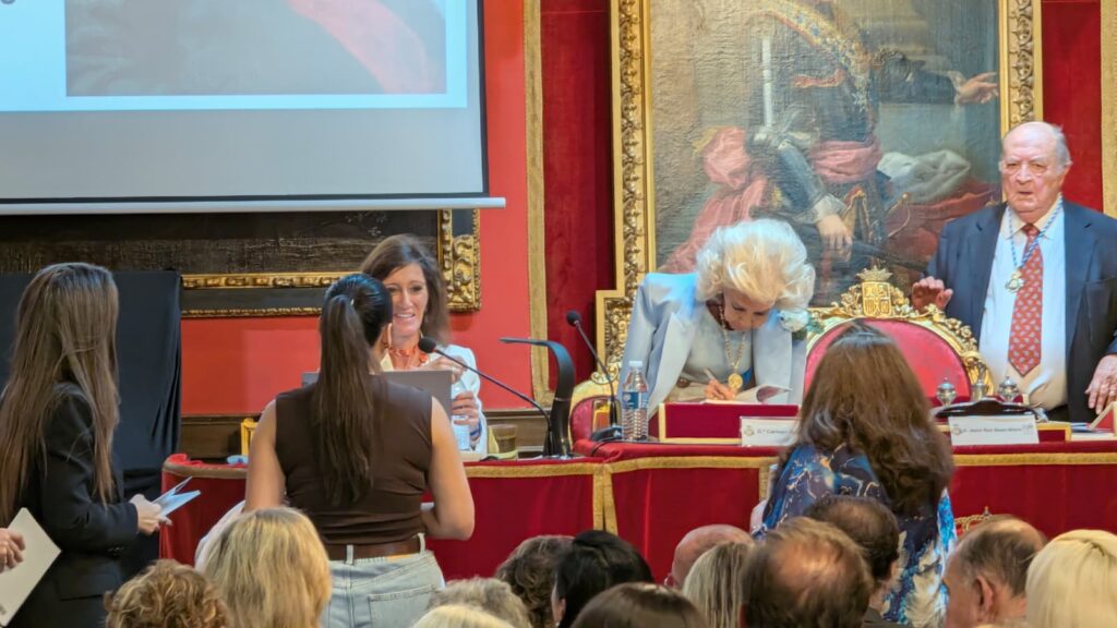 Momento del acto Cuadros para una exposicion: Mussorgsky con publico ante la mesa principal. Fotografia de un momento del acto Cuadros para una exposicion: Mussorgsky, con publico