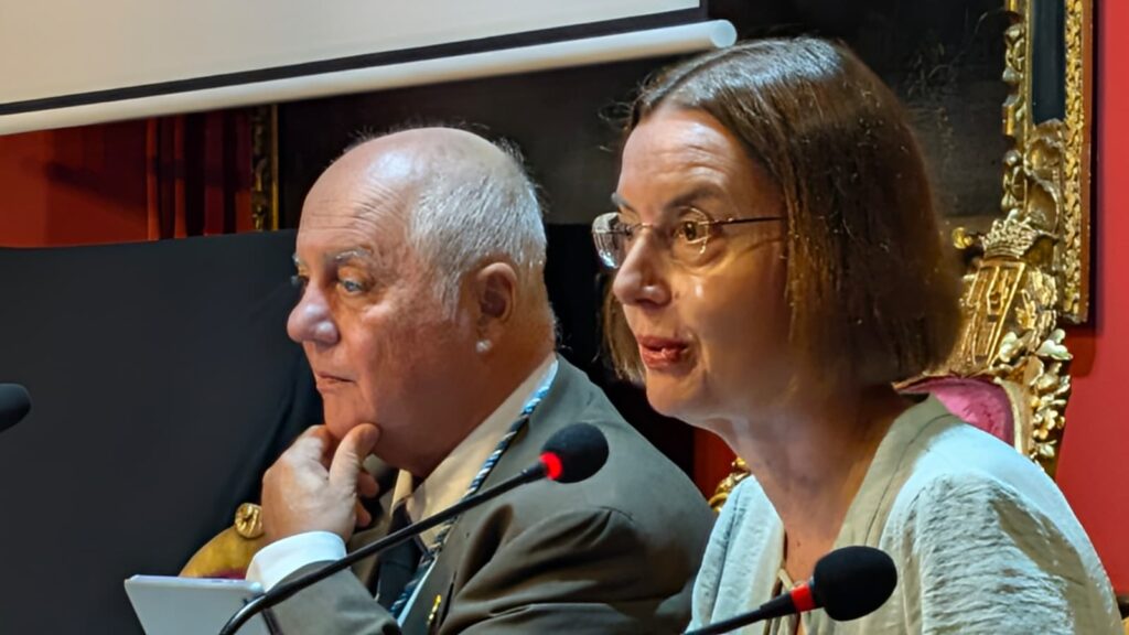 Participante interviene ante el microfono durante Una infanta frente a Napoleon. Primer plano de una participante interviniendo ante el microfono durante Una infanta frente a Napol