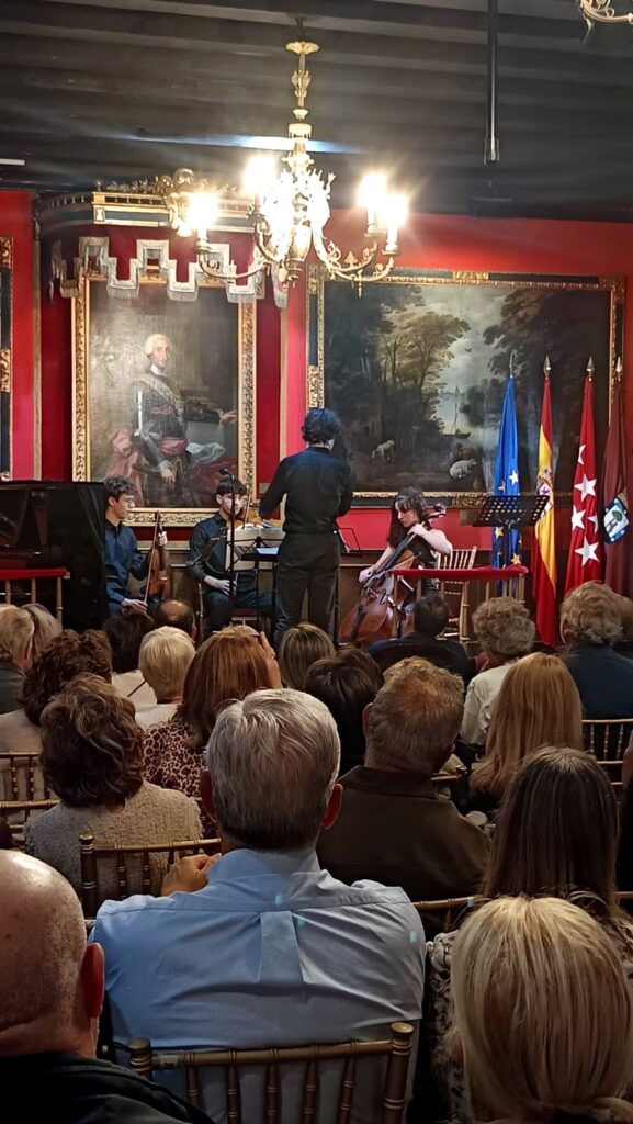 Vista general de un concierto de c?mara en el sal?n hist?rico de la Real Sociedad Econ?mica Matritense, con int?rpretes en escena y p?blico asistente.