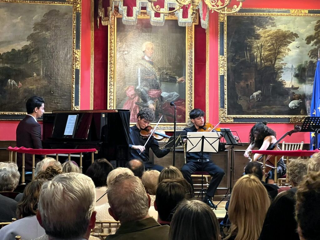 Fotograf?a horizontal realizada en la Real Sociedad Econ?mica Matritense de Amigos del Pa?s, en Madrid. La escena recoge a un pianista, dos violinistas y una violonchelista durante