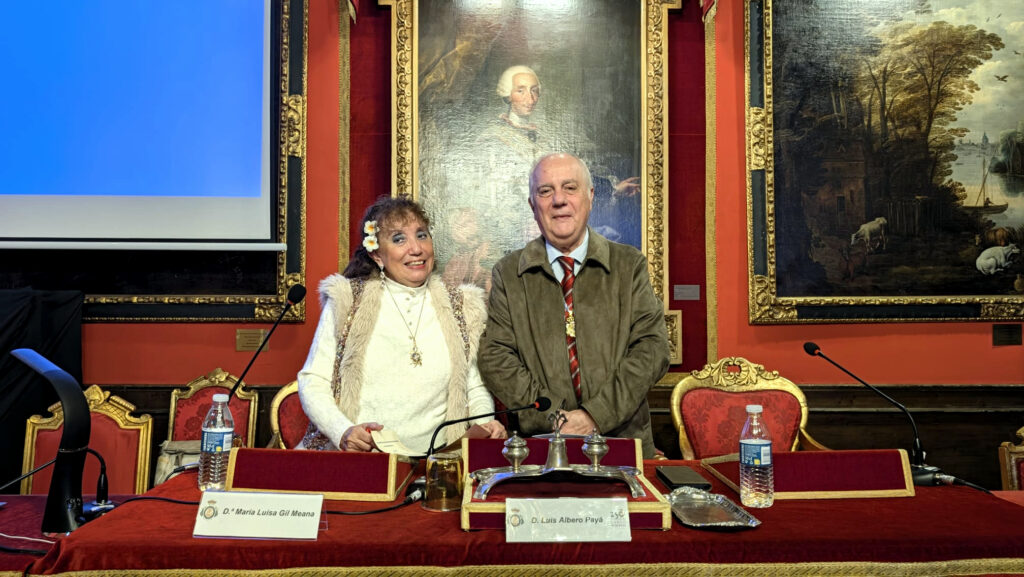 Fotograf?a de retrato realizada en Madrid, en el sal?n hist?rico de la Real Sociedad Econ?mica Matritense de Amigos del Pa?s. En primer plano aparecen Mar?a Luisa Gil Meana y Luis