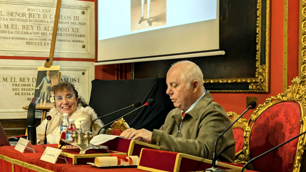 Fotograf?a realizada en el sal?n hist?rico de la Real Sociedad Econ?mica Matritense de Amigos del Pa?s, en Madrid. La escena muestra a Luis Alberto Pay? leyendo unos papeles y dial