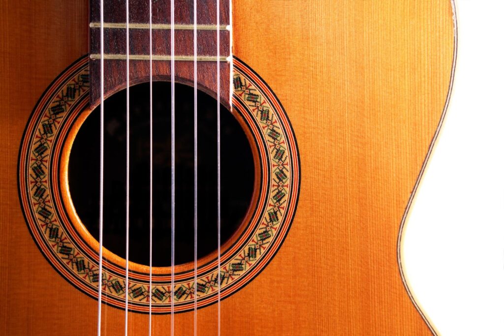 Primer plano de la boca y las cuerdas de una guitarra española.