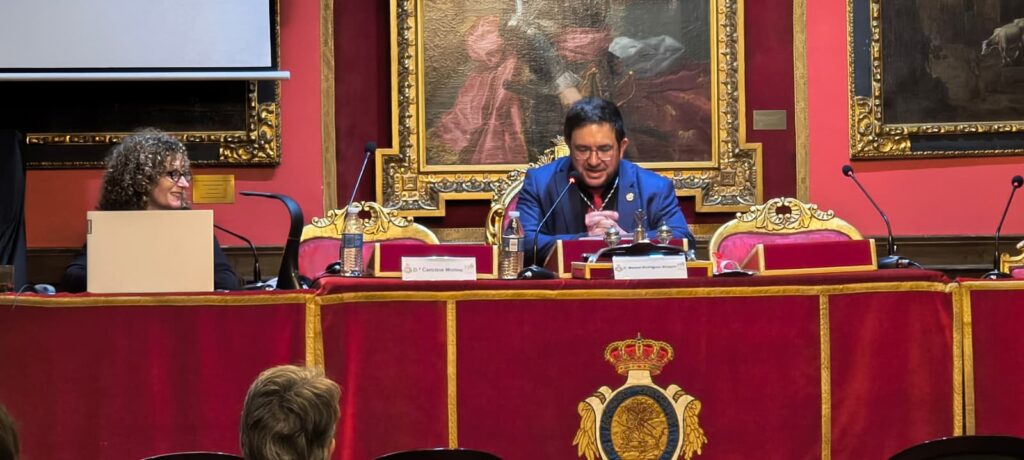 Detalle de los participantes durante la presentación de Los ángeles insurrectos en el salón de actos de la Matritense.