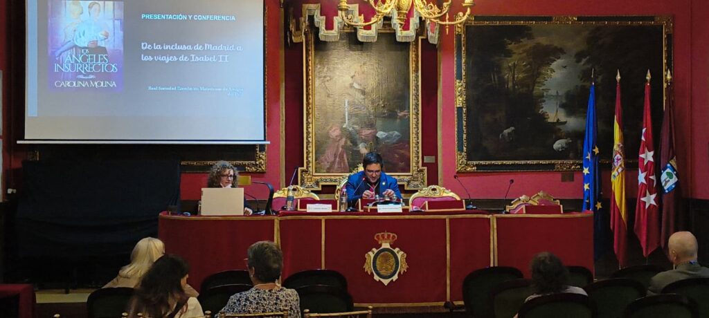 Desarrollo de la conferencia sobre Los ángeles insurrectos, con público asistente en la Matritense.