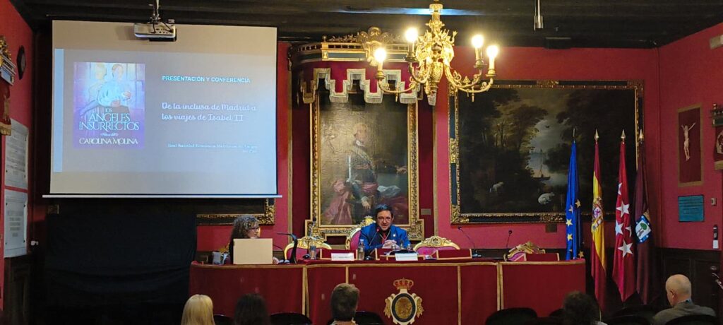 Vista panorámica de la presentación de Los ángeles insurrectos y del salón de actos de la Real Sociedad Económica Matritense de Amigos del País.