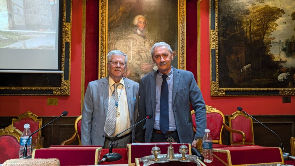 Retrato de dos participantes durante el acto sobre el arte mudéjar madrileño celebrado en la Matritense.