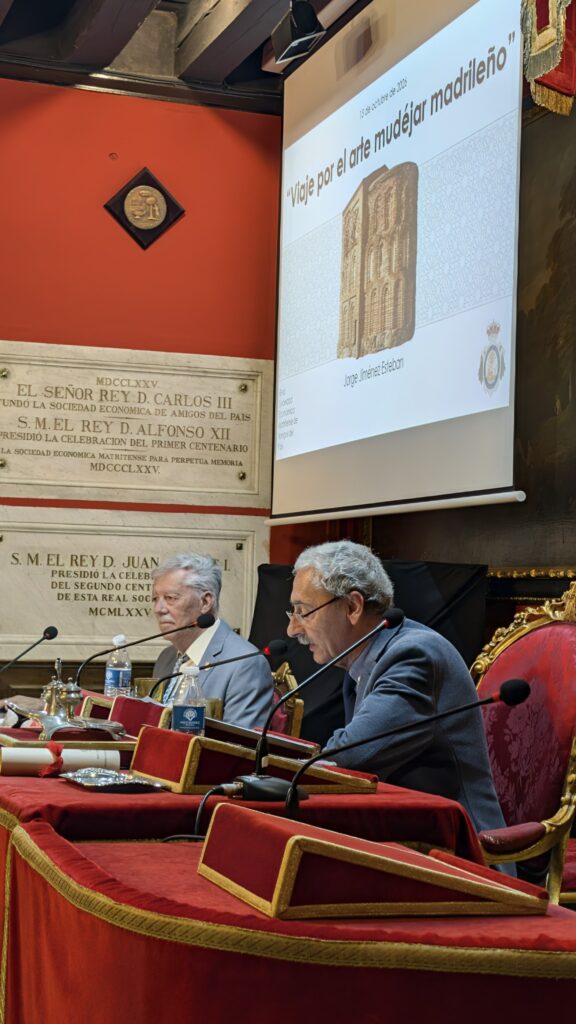 Una intervención durante la conferencia «Viaje por el arte mudéjar madrileño», cuya proyección acredita a Jorge Jiménez Esteban.