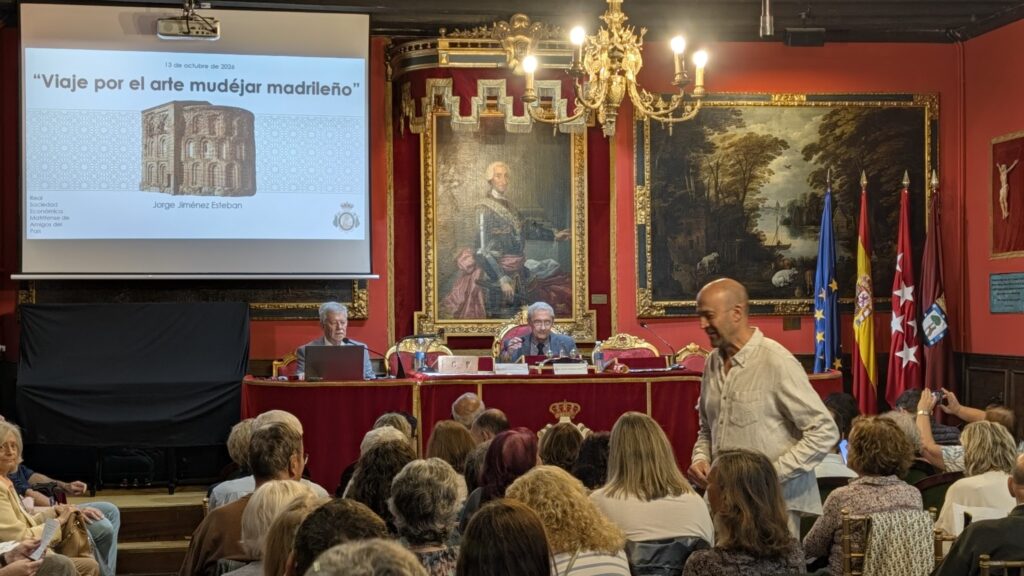 Vista del público durante la conferencia «Viaje por el arte mudéjar madrileño» de la Matritense.