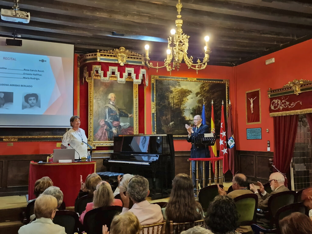 Aplausos del público durante «Sinfonía de compositores madrileños», en el salón de actos de la RSEMAP.