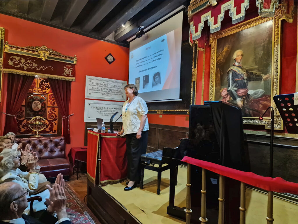 El público aplaude en el salón histórico durante la jornada dedicada a los compositores madrileños.