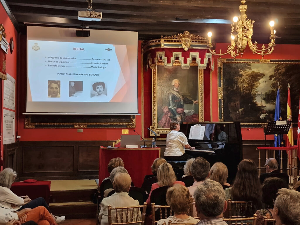 Interpretación al piano ante el público asistente a «Sinfonía de compositores madrileños».