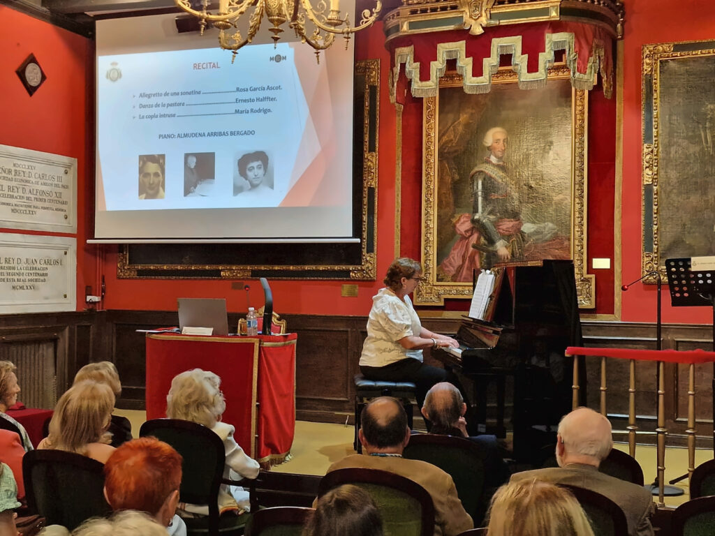 Vista general del recital de piano en el salón de actos de la Sociedad Económica Matritense.