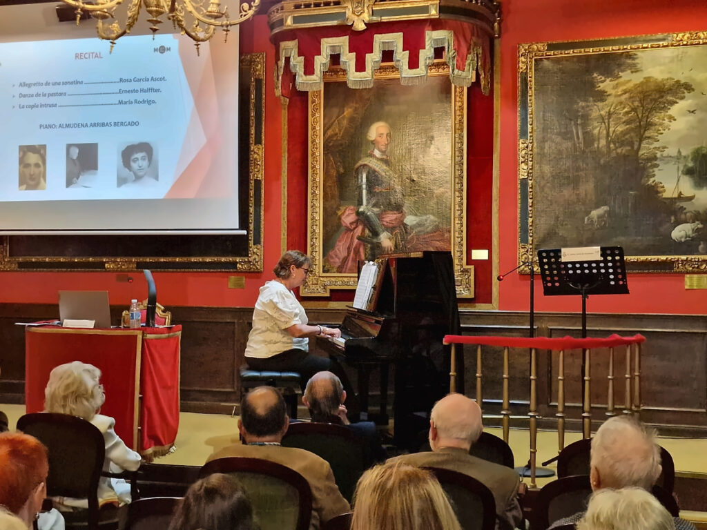 Un momento de la conferencia dedicada a la música y al teatro musical en la corte.