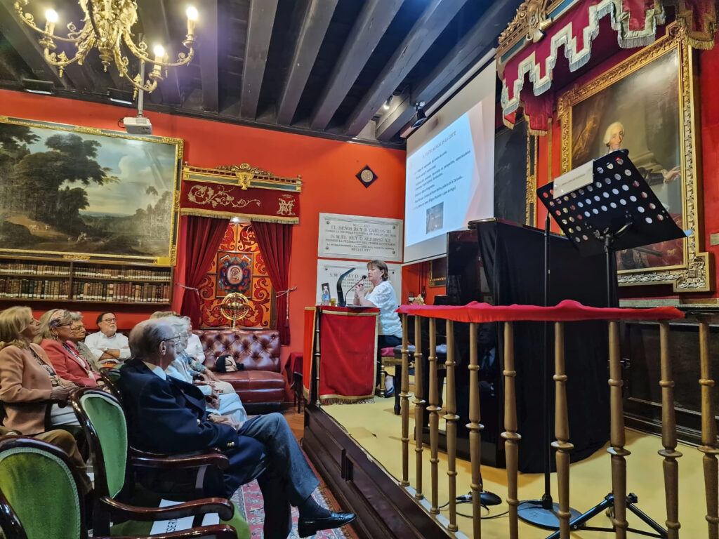 Panorámica de la conferencia «Sinfonía de compositores madrileños» en el salón histórico de la Matritense.
