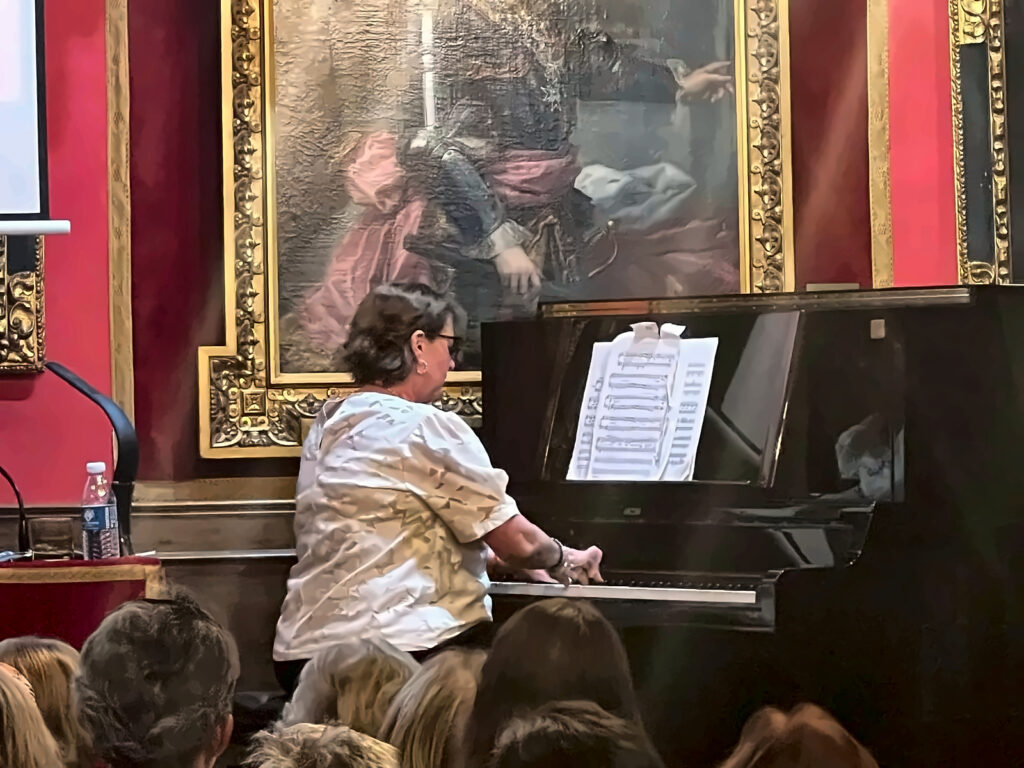 Almudena Arribas Bergado durante su interpretación al piano en el recital «Sinfonía de compositores madrileños».