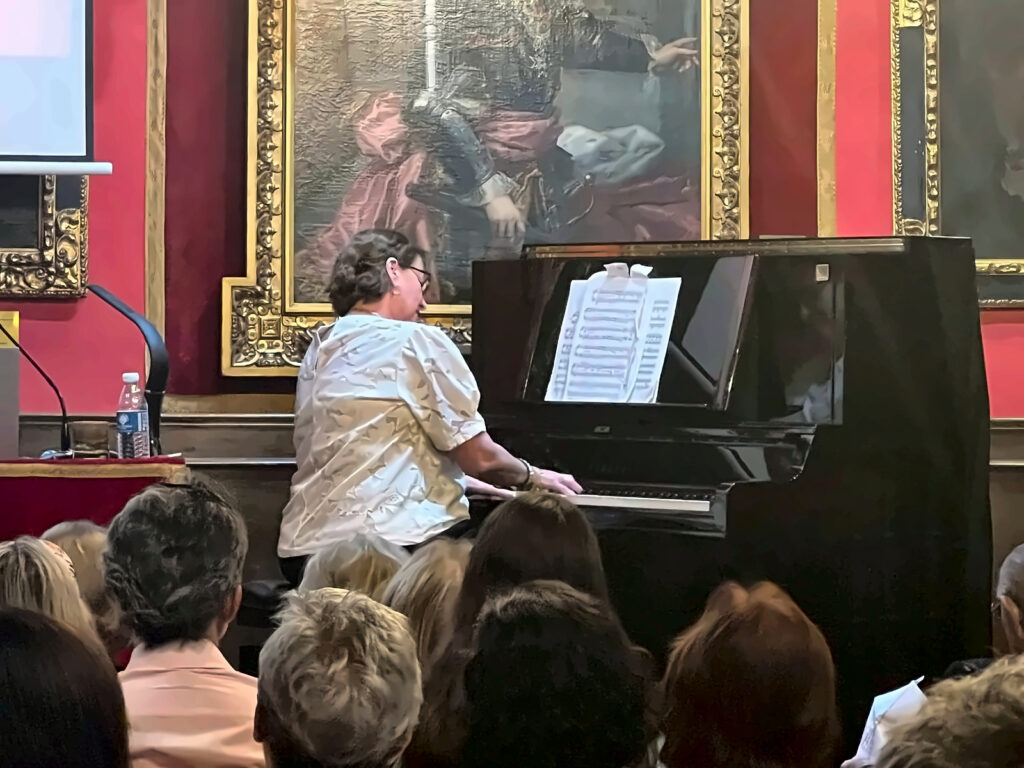 Interpretación al piano durante el recital de música de compositores madrileños celebrado en la RSEMAP.