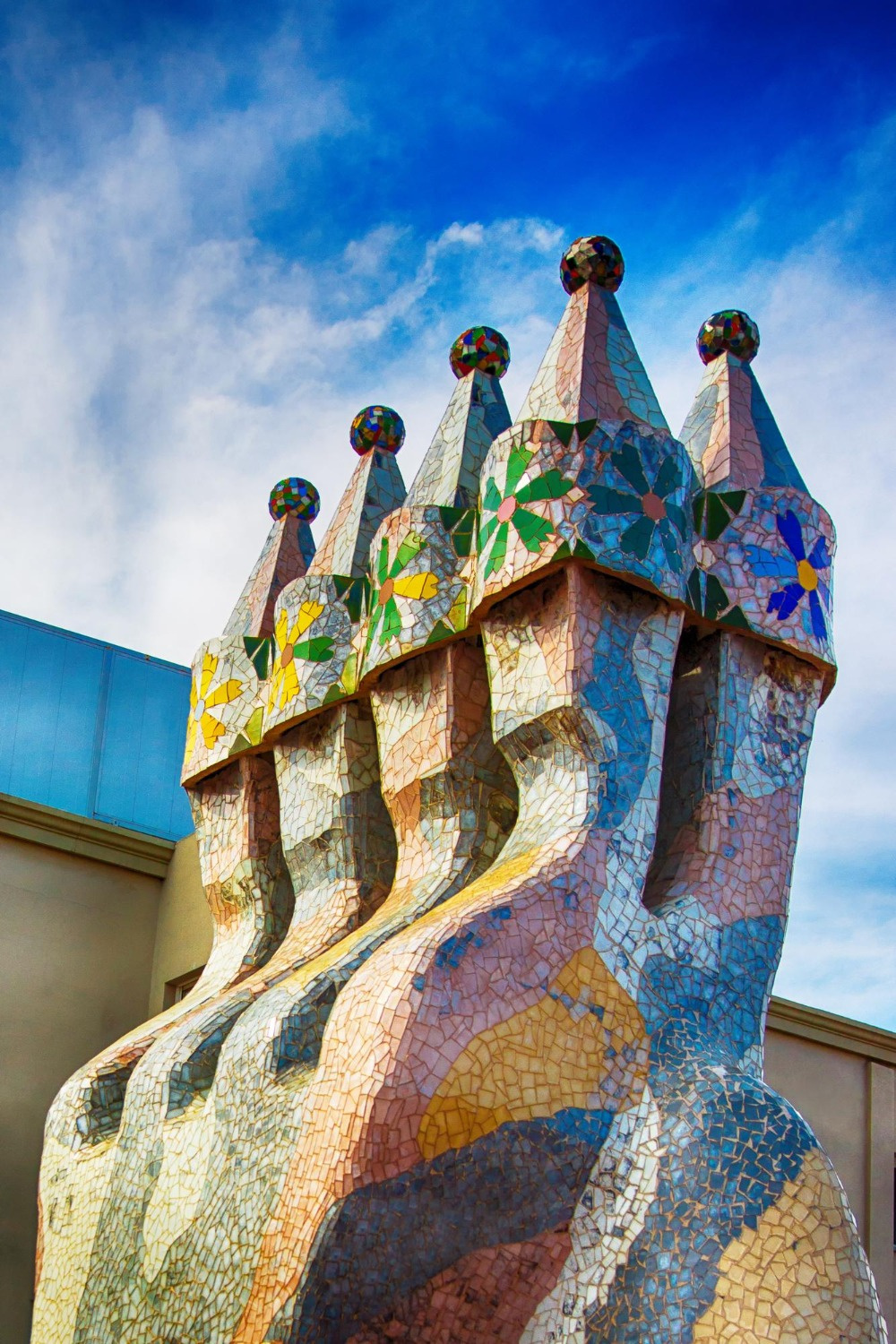 Chimeneas decoradas con mosaicos cerámicos de la Casa Batlló, obra de Antoni Gaudí en Barcelona